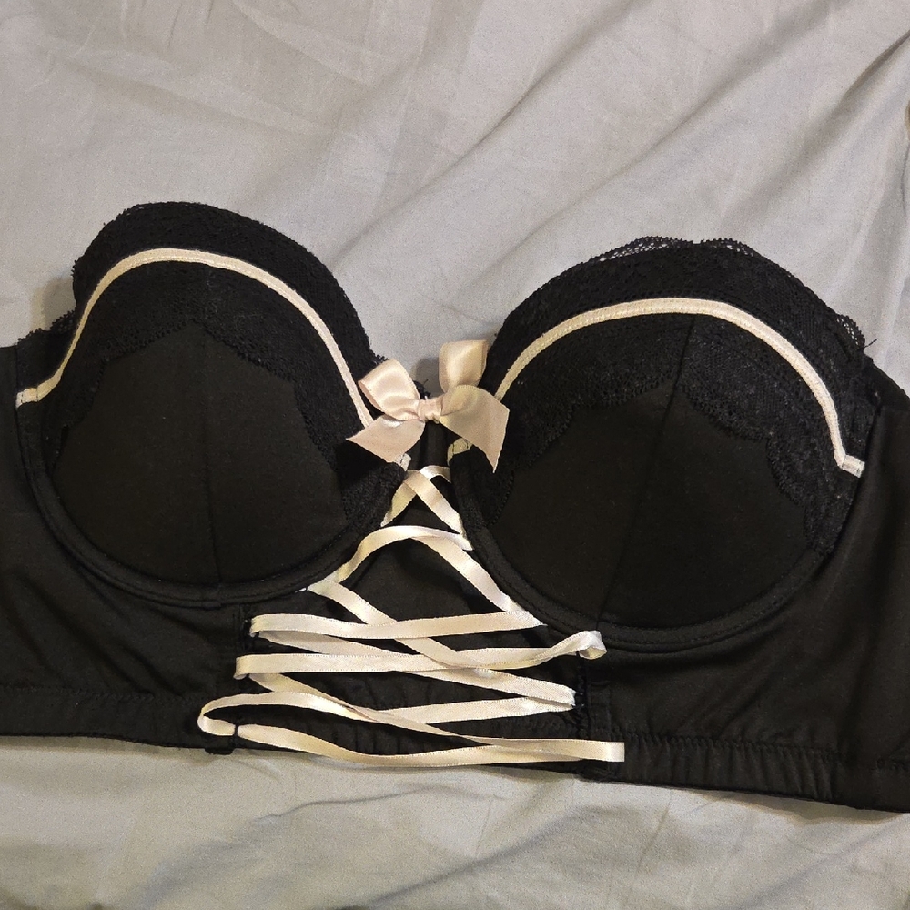 Hot Topic Black and White Lace-Up Bra